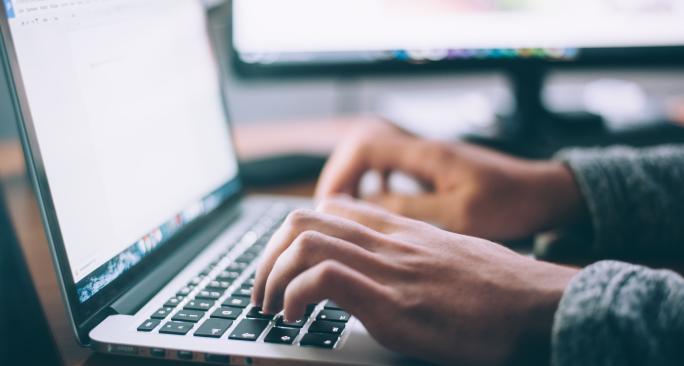 5 common mistakes when writing articles for company blogs (Unsplash/Glenn Carsten Peters)