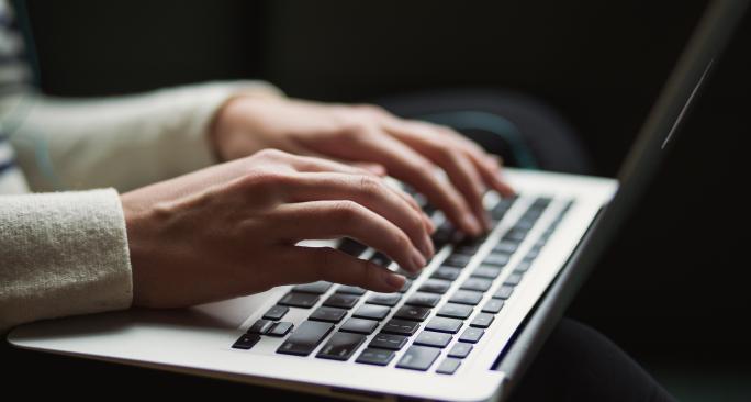 How to create blog headlines that drive more traffic (Unsplash/Kaitlyn Baker)