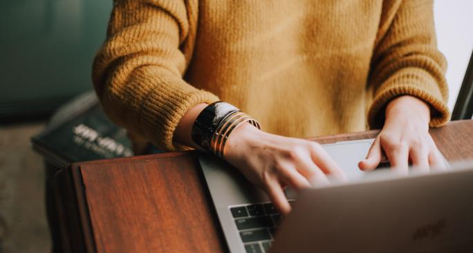 Innovating your CMS strategy with AI and cloud integration. (Unsplash/Christin Hume)