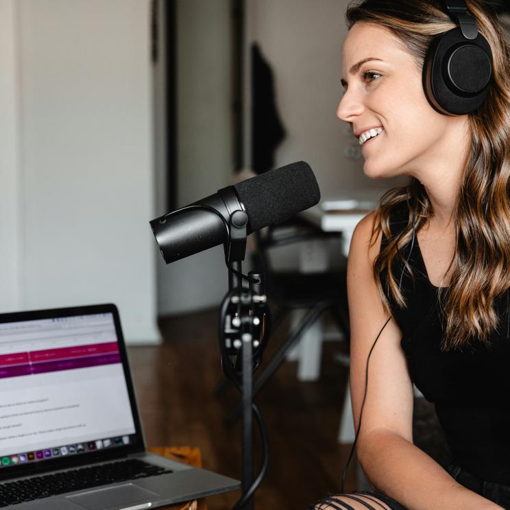 Making the right choice between blogs and podcasts (Unsplash/Soundtrap)